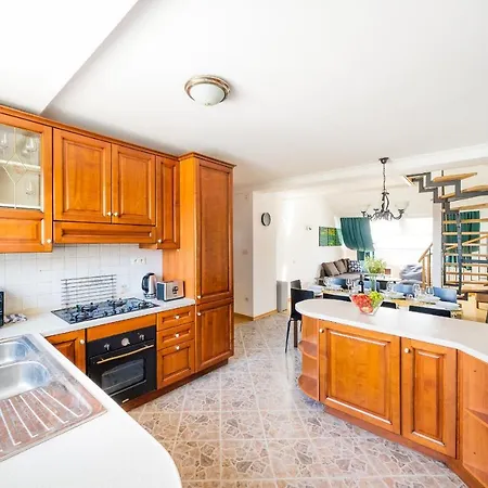 Alone 5br+3bath Penthouse In Center Of Apartment *
